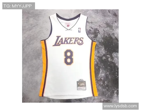 科比8号与24号球衣对比图揭示传奇球员的成长与辉煌历程 科比8号与24号球衣对比图揭示传奇球员的成长与辉煌历程