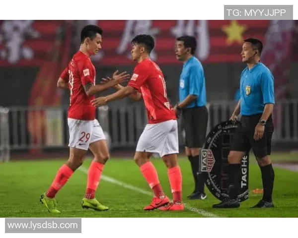 西安足球队配合引发热议球迷对战术和默契提出不同看法